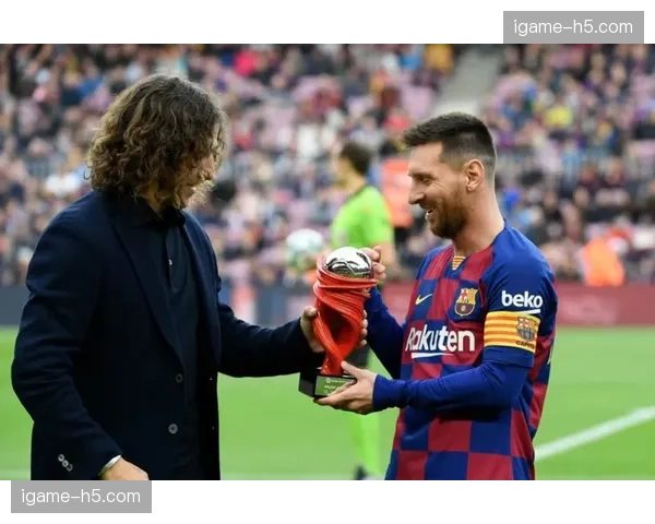 现场:诺坎普球迷用手机灯光点亮看台,送别可能离队的巴萨功勋